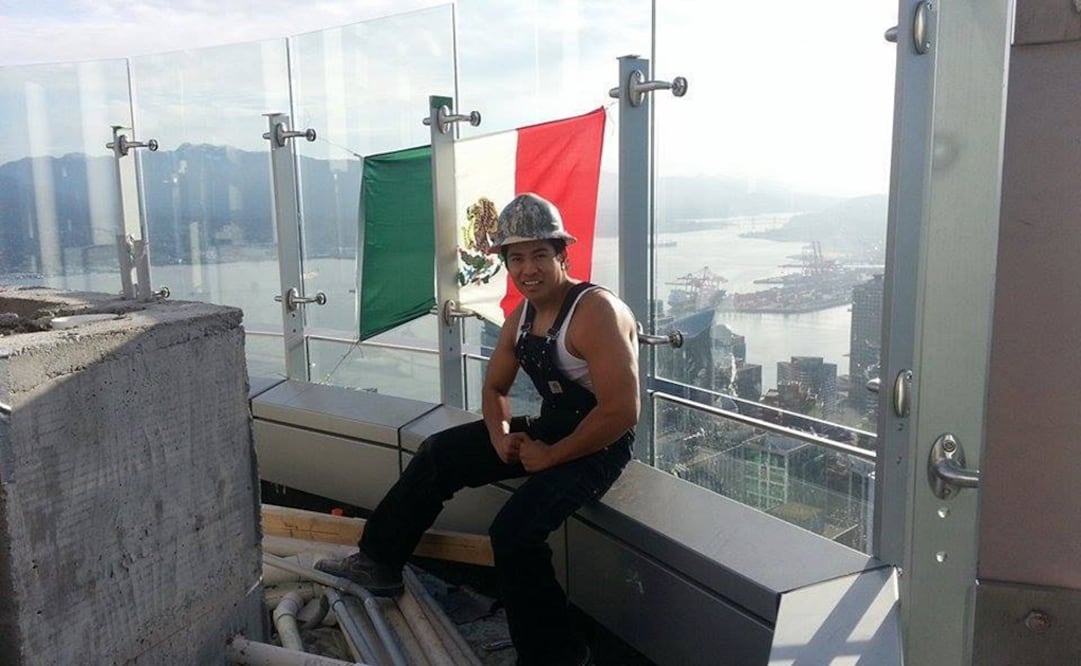 Diego Reyna colocó la bandera el pasado sábado y publicó una foto en medios sociales posando delante de la enseña mexicana en lo alto de la Torre Trump, que se construye en Vancouver (Foto: Facebook Diego Reyna)
