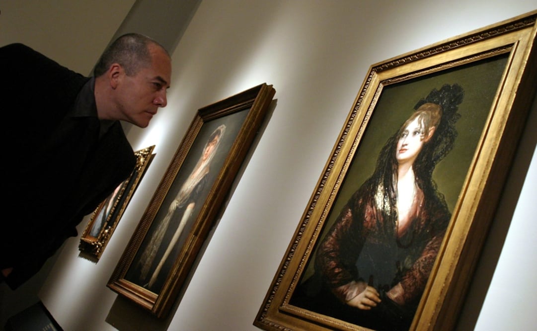 Un hombre observa una de las pinturas del pintor español Francisco de Goya. Foto: Archivo