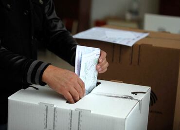 Ecuatorianos dan su apoyo a Noboa en reformas de seguridad; gana nueve de las 11 preguntas en referéndum, según encuesta