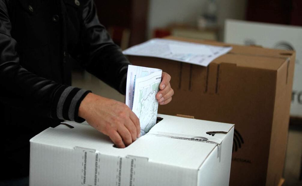 Una persona emite su voto en Quito. Foto: AFP