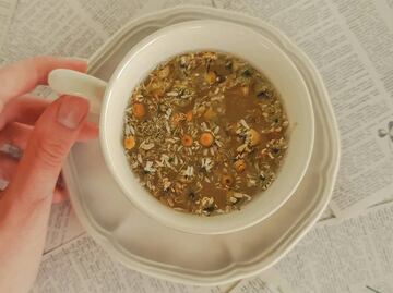 Estos son los beneficios de beber té de clavo de olor con manzanilla