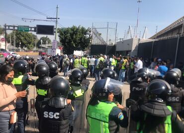 Entre empujones y golpes, policías liberan bloqueo de extrabajadores de Interjet en el AICM