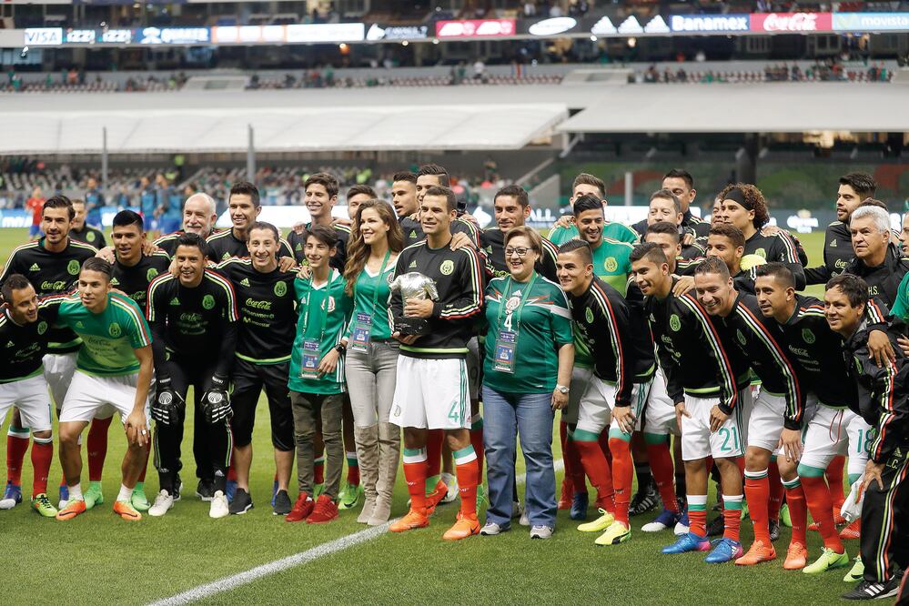 El defensa Rafael Márquez recibió un reconocimiento por sus 20 años de trayectoria como seleccionado nacional (LUIS CORTÉS. EL UNIVERSAL)