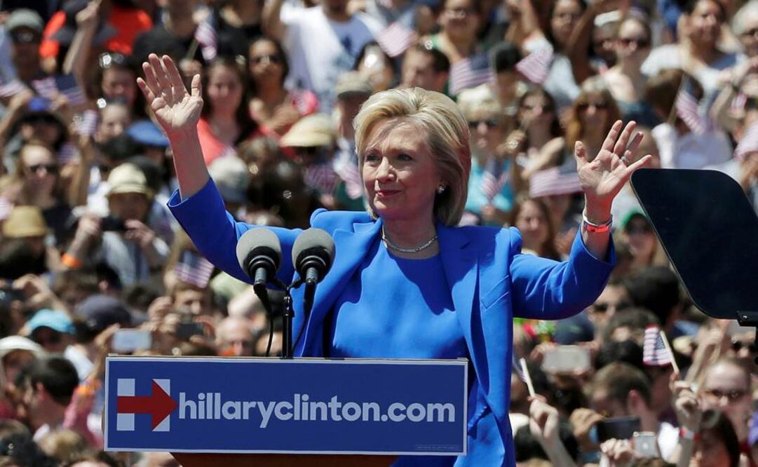 La aspirante presidencial demócrata, Hillary Clinton, saluda a sus simpatizantes en la isla Roosevelt del río Este, en Nueva York. FOTO: Reuters