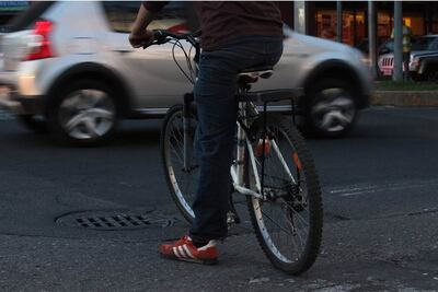 Meten al orden motos y ciclistas en reglamento