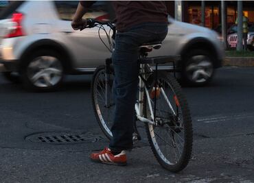 Meten al orden motos y ciclistas en reglamento