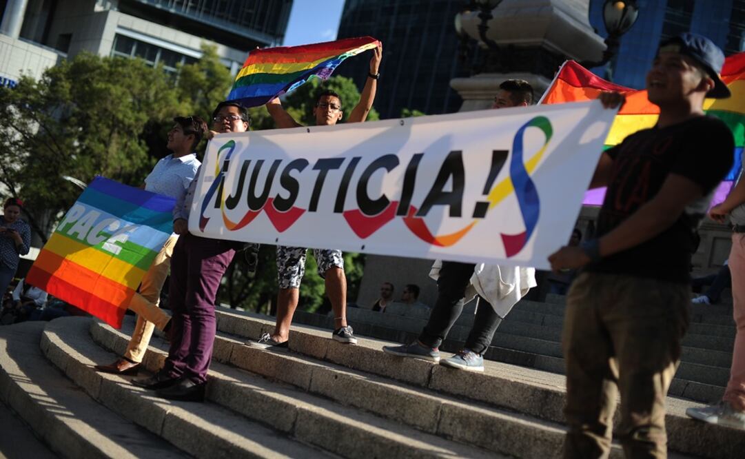 People hold a banner reading "Justice!" in a protest against violence targeting the LGBT community – Photo: Bernardo Montoya/AFP