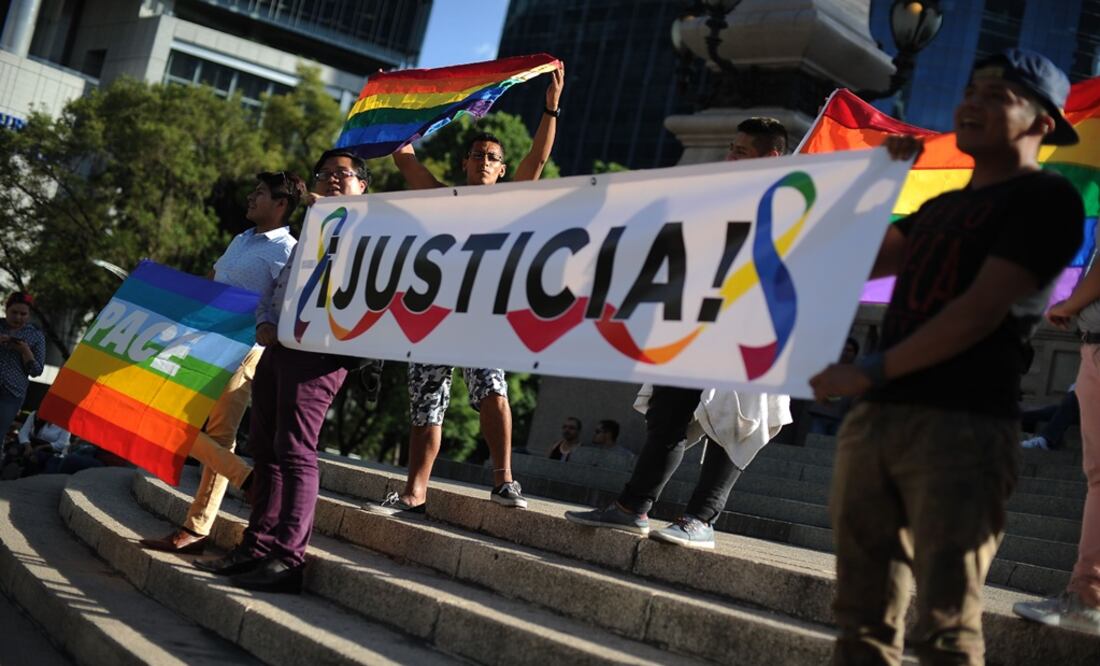 People hold a banner reading "Justice!" in a protest against violence targeting the LGBT community – Photo: Bernardo Montoya/AFP