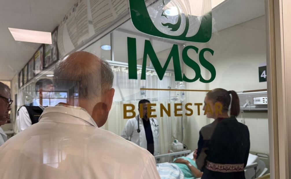 La presidenta Claudia Sheinbaum Pardo recorre hospitales donde se encuentran los heridos del accidente del Tren Interoceánico en Oaxaca. Foto: Presidencia