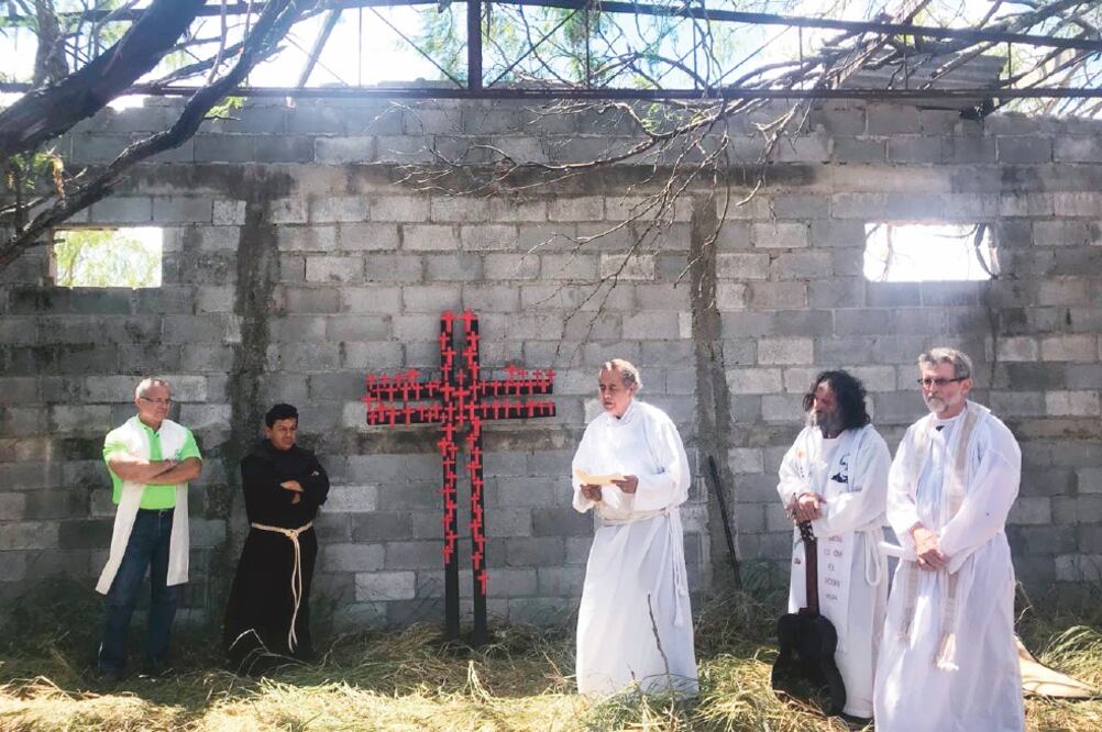 ONG, activistas y sacerdotes colocaron una ofrenda con 72 cruces en memoria de las víctimas de San Fernando, en el sitio donde hallaron sus cuerpos. (FOTO: cortesía Fundación para la Justicia)