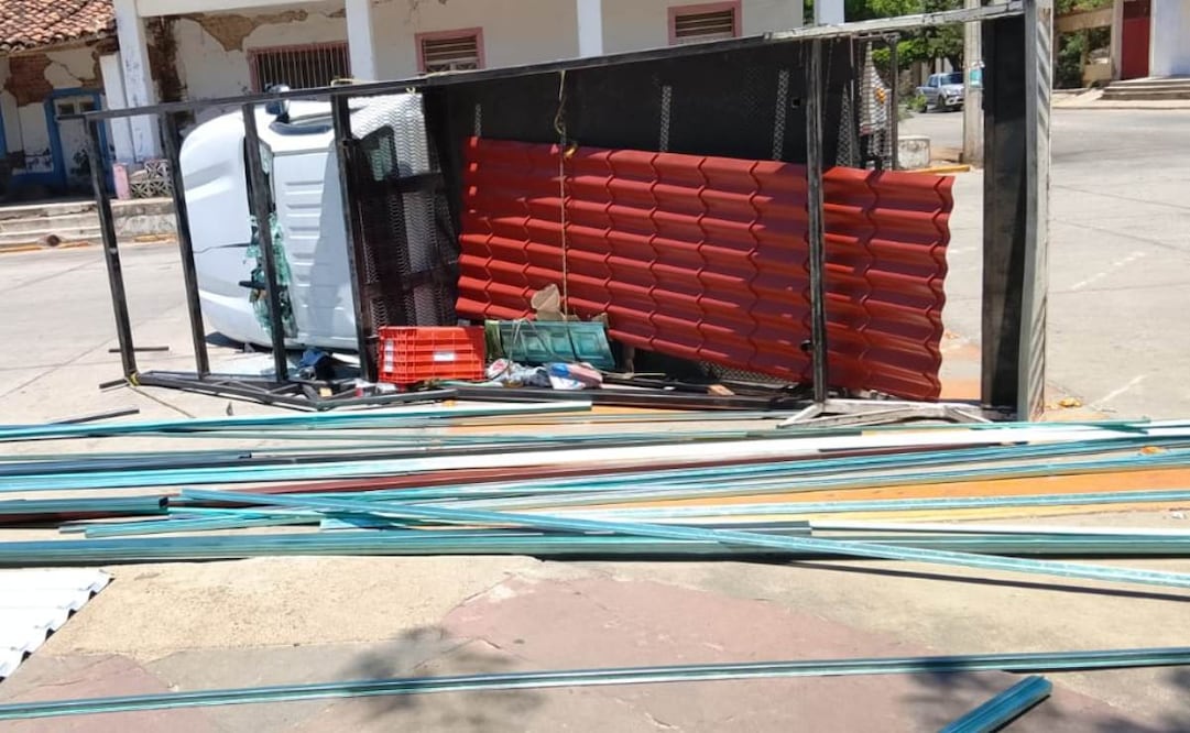 Policías frustran asalto de una funeraria en Unión Hidalgo, Oaxaca; detienen a tres personas.
Foto: Especial.