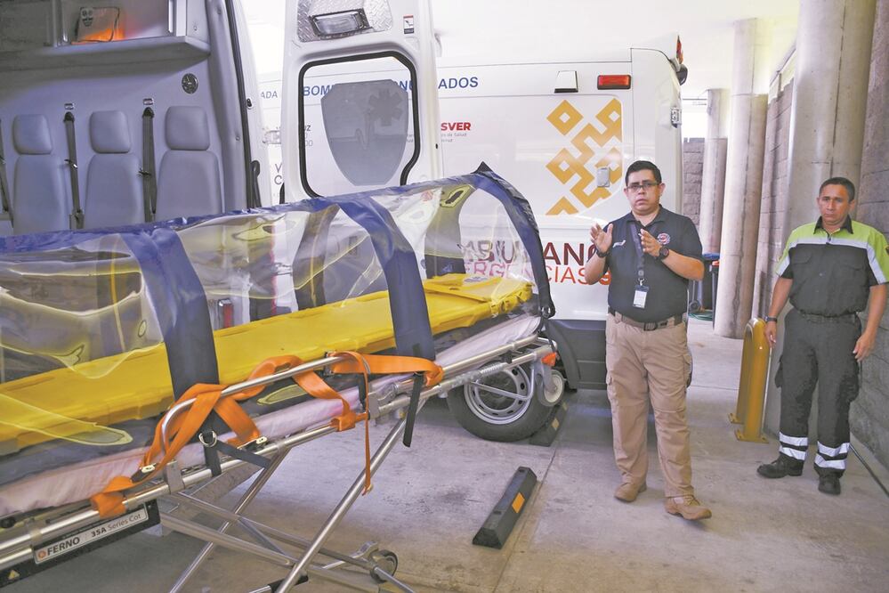 La herramienta está elaborada con materiales plásticos que permiten la entrada y salida de aire, pero ya filtrado, y cumple con las normas de la Organización Mundial de la Salud. Fotos: PATRICIA MORALES. EL UNIVERSAL