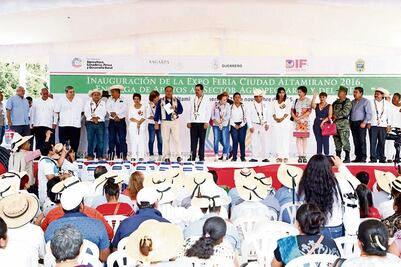 Da Héctor Astudillo apoyos por 19 mdp a productores