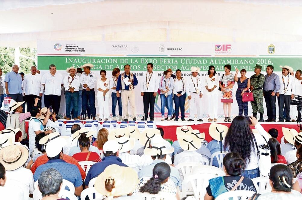 Da Héctor Astudillo apoyos por 19 mdp a productores