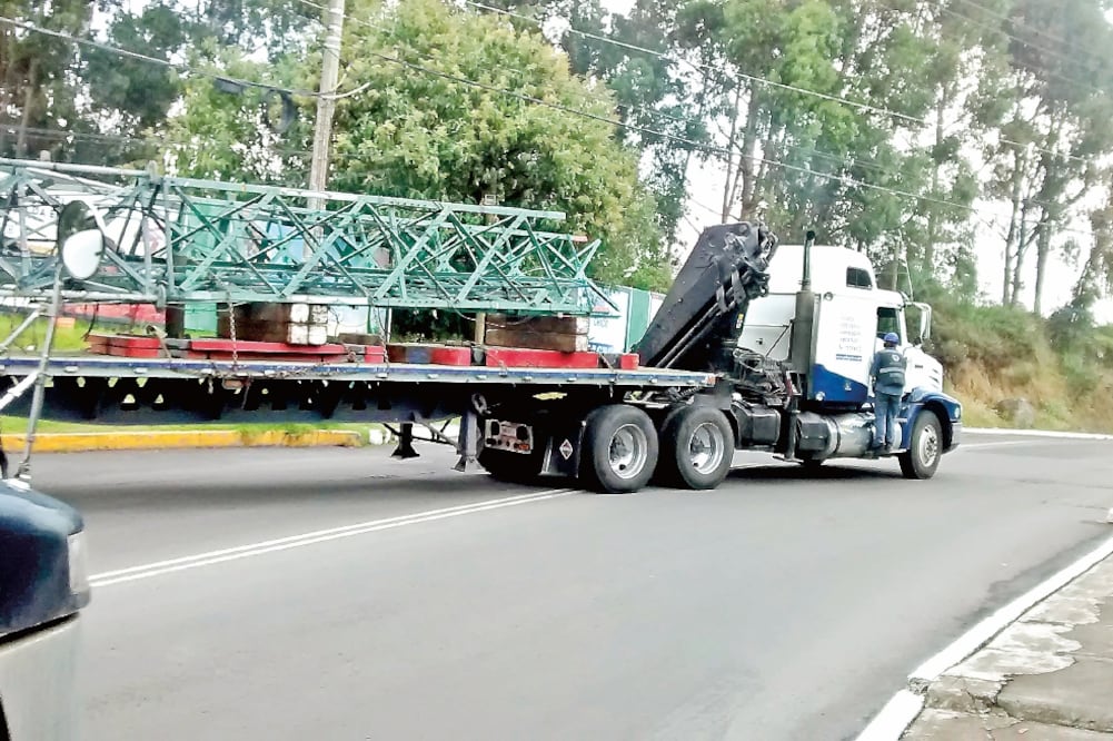La compañía American Towers, propietaria de la antena, desmontó durante la madrugada de ayer la estructura (ESPECIAL)