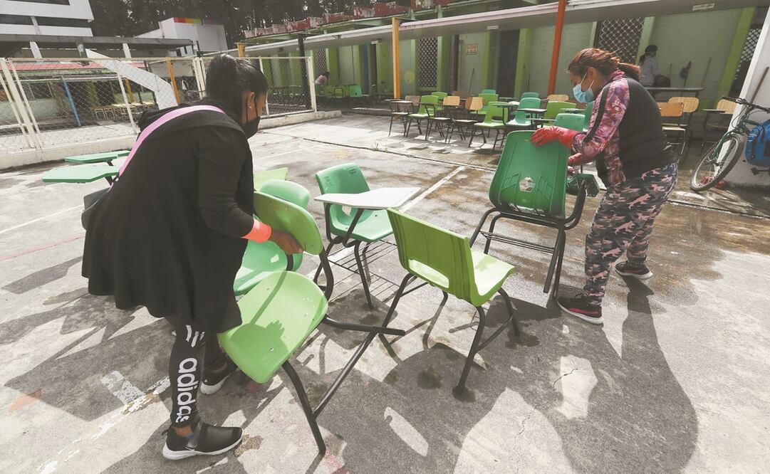 Padres de familia y profesores de la escuela Fernando Aguilar Vilchis, en Toluca, limpiaron las instalaciones para mañana. Lo perciben como un ensayo para el regreso a clases presenciales. Foto: Jorge Alvarado. EL UNIVERSAL