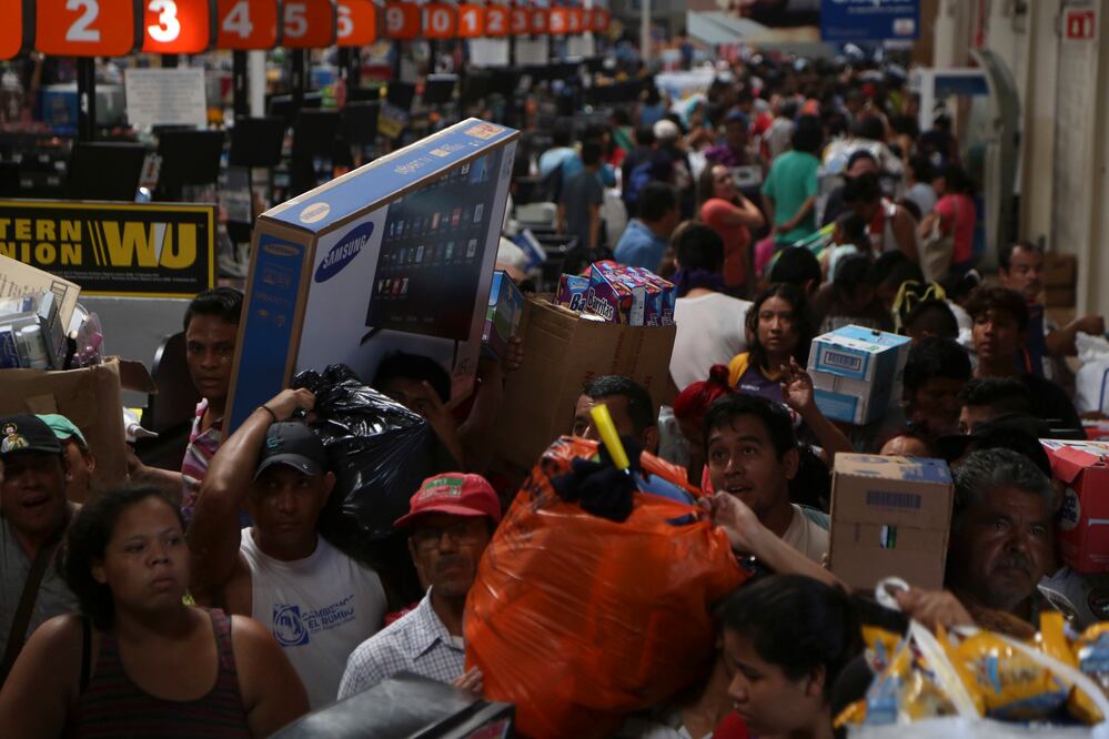 Los robos continuaron en la zona conurbada del estado; la presencia policial bajó en algunos negocios, ante la cantidad de saqueadores, incluso personas de la tercera edad, que se llevaban desde comida hasta refrigeradores y ropa (ILSE HUESCA)
