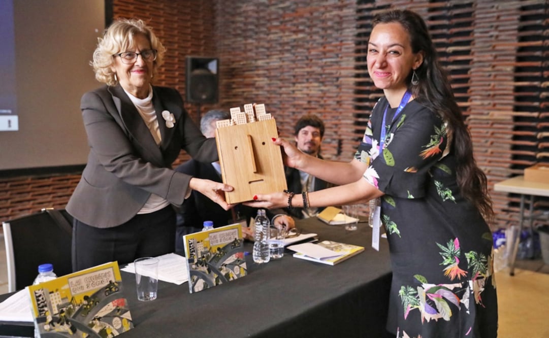 Recibiendo el galardón de manos de la alcaldesa de Madrid, Manuel Carmena. Foto EFE