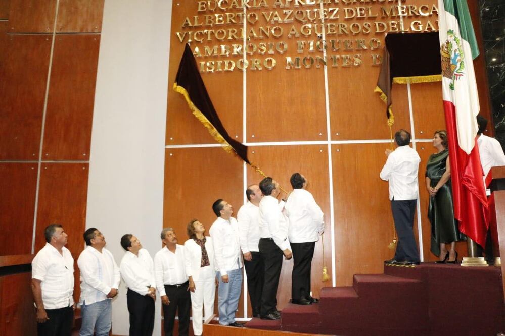 Develación con letras doradas de los héroes guerrerenses general Francisco Figueroa Mata y del general Isidoro Montes de Oca (Foto: tomada de Facebook @congresogro)