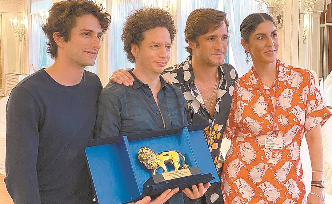 “Dicen que es mi película más universal”, dice el cineasta. Aquí, con Darío Yazbek y Diego Boneta. Foto: FESTIVAL DE VENECIA