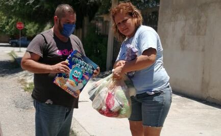 Raúl, un bombero que reparte despensas a familias necesitadas en Tamaulipas