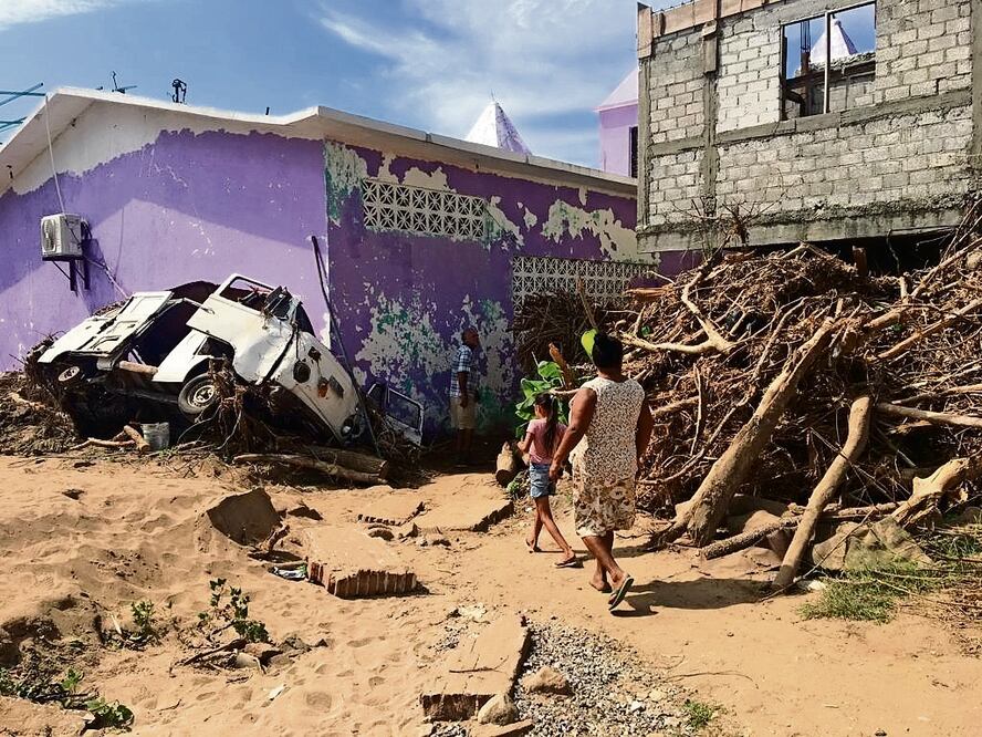 En Ejido Viejo, la mayoría de las familias lo perdieron todo, casas y negocios están sin techos y llenas de lodo; y los habitantes siguen a la espera de ayuda. Foto: Arturo de Dios Palma | El Universal