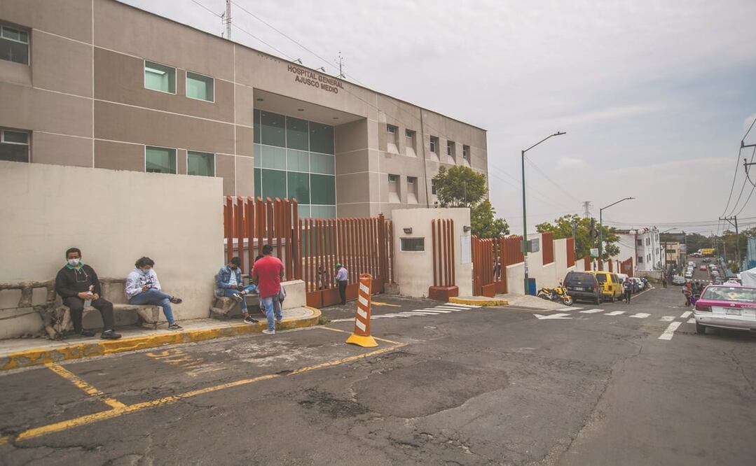 Vecinos exigen que se limpien los alrededores del Hospital Ajusco Medio por ser un foco de contagio. Foto: GERMÁN ESPINOSA. EL UNIVERSAL