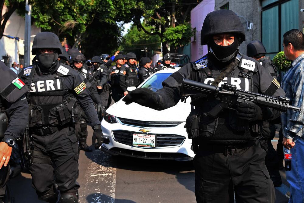 En el domicilio ubicado en la colonia Argentina agentes judiciales de la CDMX custodiaron al elemento del Estado de México (JUAN ARMANDO MARTÍNEZ. EL GRÁFICO)