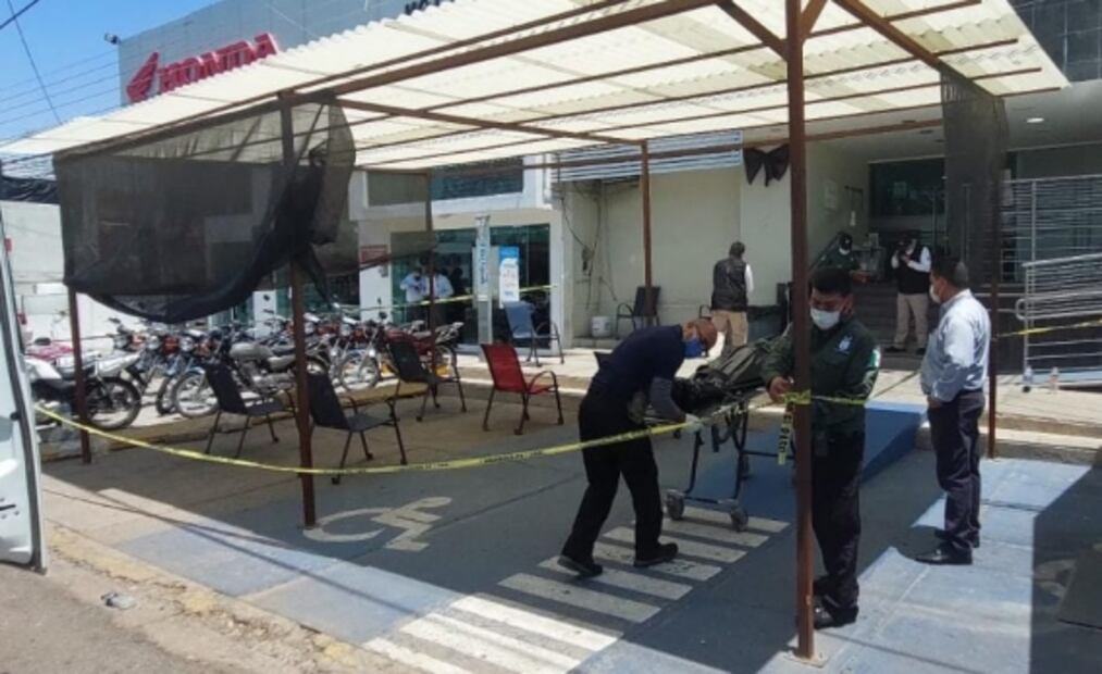 Encapuchados abandonan cuerpo con signos de tortura en clínica de Sinaloa