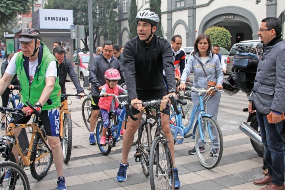 El secretario de Salud, José Narro, y los senadores Pablo Escudero, Javier Lozano Alarcón y Gerardo Flores compartieron ayer un paseo en bicicleta (FERNANDO RAMIREZ. EL UNIVERSAL)