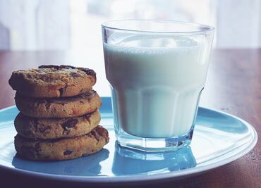 Qué pasa si cenas leche con galletas diario