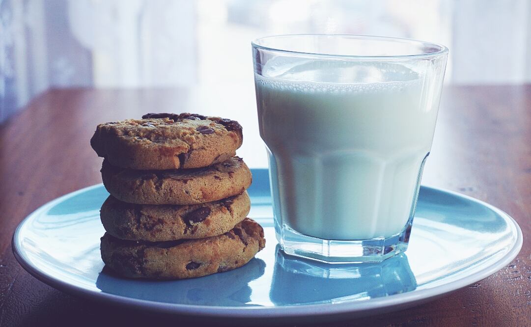 La leche y las galletas son alimentos complementarios pero con propiedades muy diferentes. Imagen: Pexels
