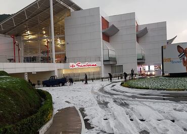Intensa granizada pinta de blanco Galerías Atizapán