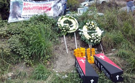 Colocan ofrenda en Chilpancingo por normalistas