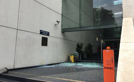 Padres de los 43 lanzan cohetón al Senado; rompen puerta de cristal