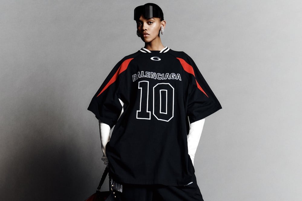 La colección Balenciaga x NBA lleva el baloncesto al terreno del lujo, combinando diseños urbanos. Foto: Instagram @balenciaga