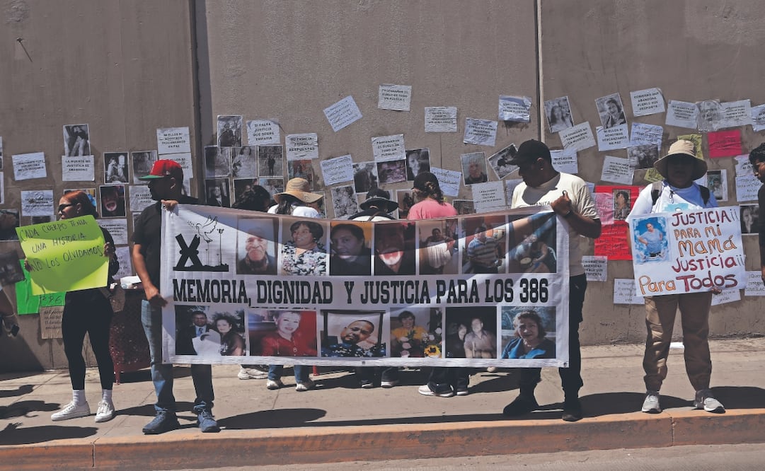 Familiares de personas afectadas por el caso del crematorio Plenitud se manifestaron afuera de las instalaciones de la Fiscalía General del Estado, Zona Norte. Foto: de CHRISTIÁN TORRES. EL UNIVERSAL