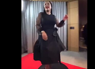 Sandra Cuevas posa en alfombra roja y desata polémica en redes; "soy dueña de mi tiempo", dice