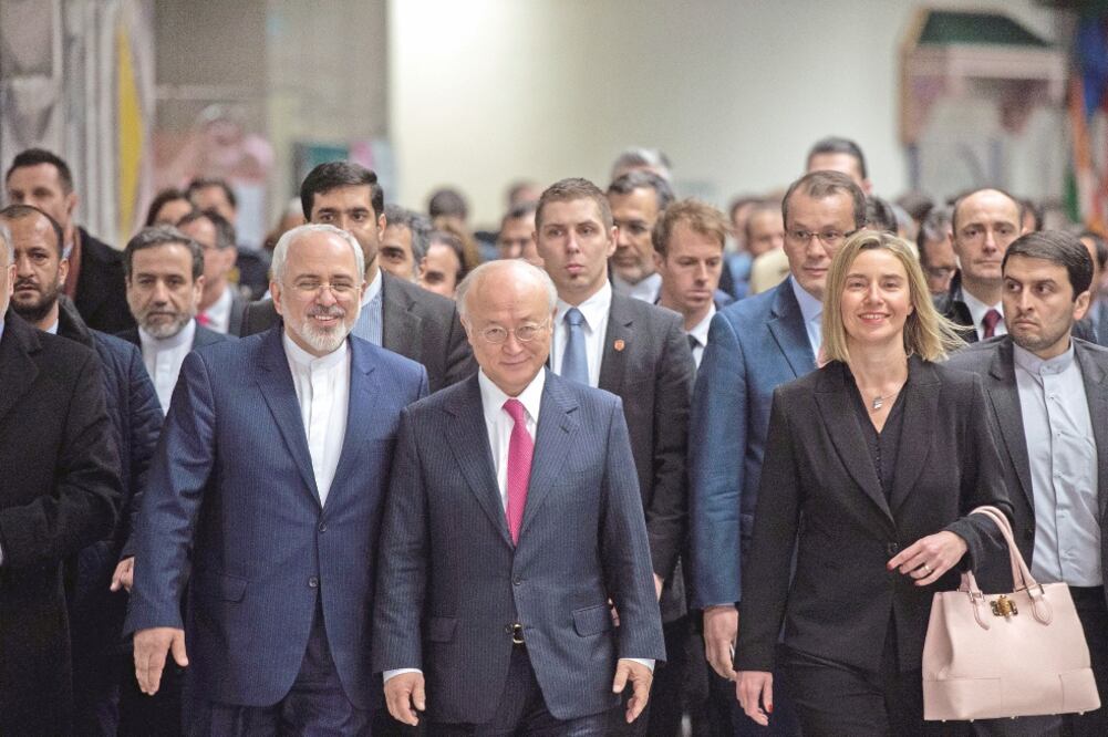 El canciller iraní Mohamad Yavad Zarif, el jefe de la AIEA, Yukiya Amano, y la jefa de la diplomacia de la UE, Federica Mogherini, ayer en Viena (CHRISTIAN BRUNA. EFE)