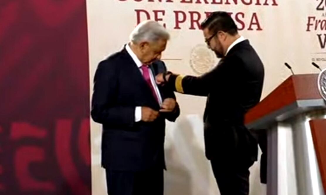 En un acto simbólico, nombran al presidente Andrés Manuel López Obrador “el primer piloto nuevo” de Mexicana de Aviación, tras el acuerdo de la compra de la marca. Foto: especial