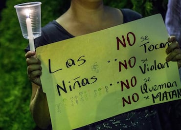 Presidente de Guatemala homenajea a niñas que murieron en incendio en 2017