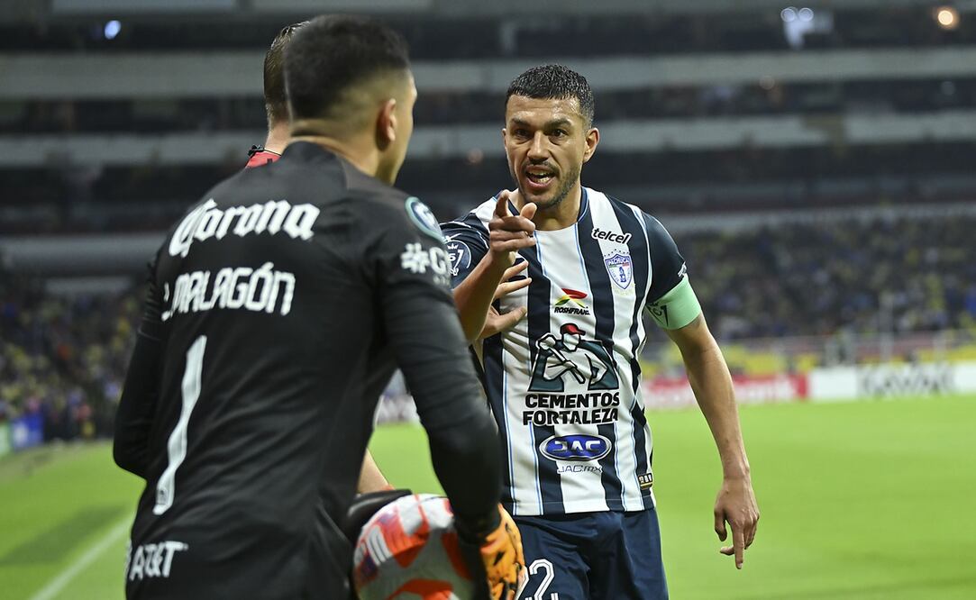 Gustavo Cabral y Luis Ángel Malagón en un duelo entre América y Pachuca - Foto: Imago7