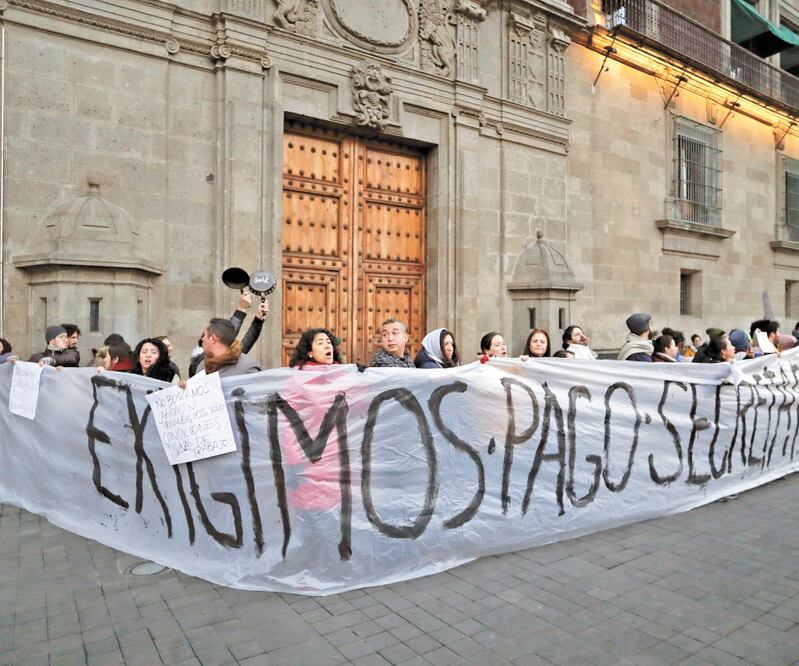 Integrantes de la comunidad artística se manifestaron en Palacio Nacional en demanda del pago de sus salarios. IVÁN STEPHENS. EL UNIVERSAL