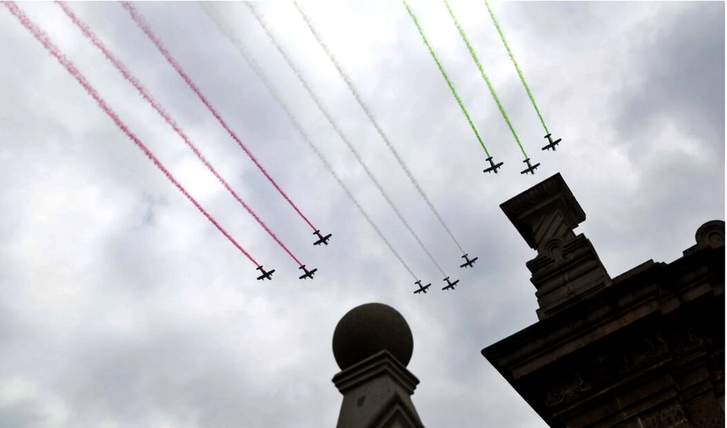 La banda de música y coro de la Defensa Nacional interpretaron “Canto a la bandera” en honor al lábaro patrio”. En ese momento nueve T-6C de la Fuerza Aérea Mexicana cruzaron el cielo dejando a su paso una estela tricolor. Foto: Carlos Mejía/EL UNIVERSAL