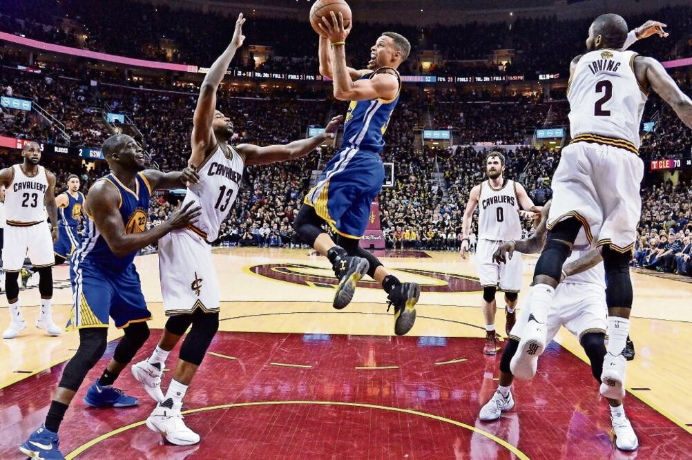 Aunque Warriors perdió dos partidos en fila, es favorito en las apuestas (LARRY W. SMITH. EFE)