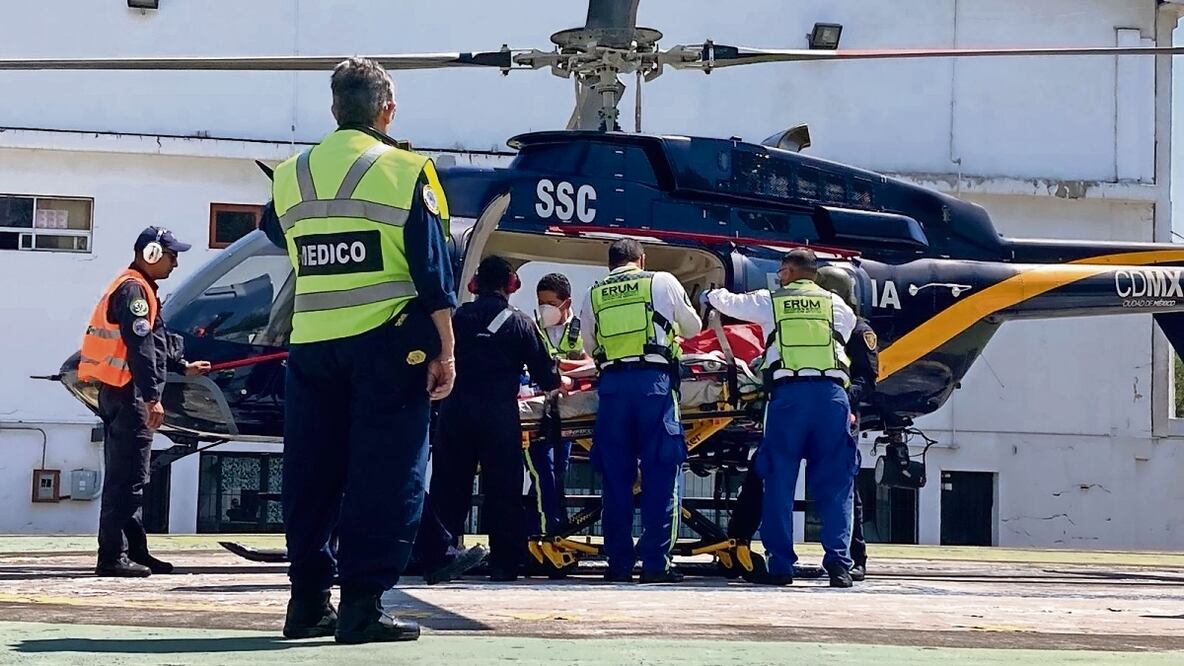 Una niña intoxicada fue trasladada en helicóptero, desde Topilejo, al Hospital Infantil Federico Gómez para ser atendida. Foto: Gaspar Betancourt | El Universal