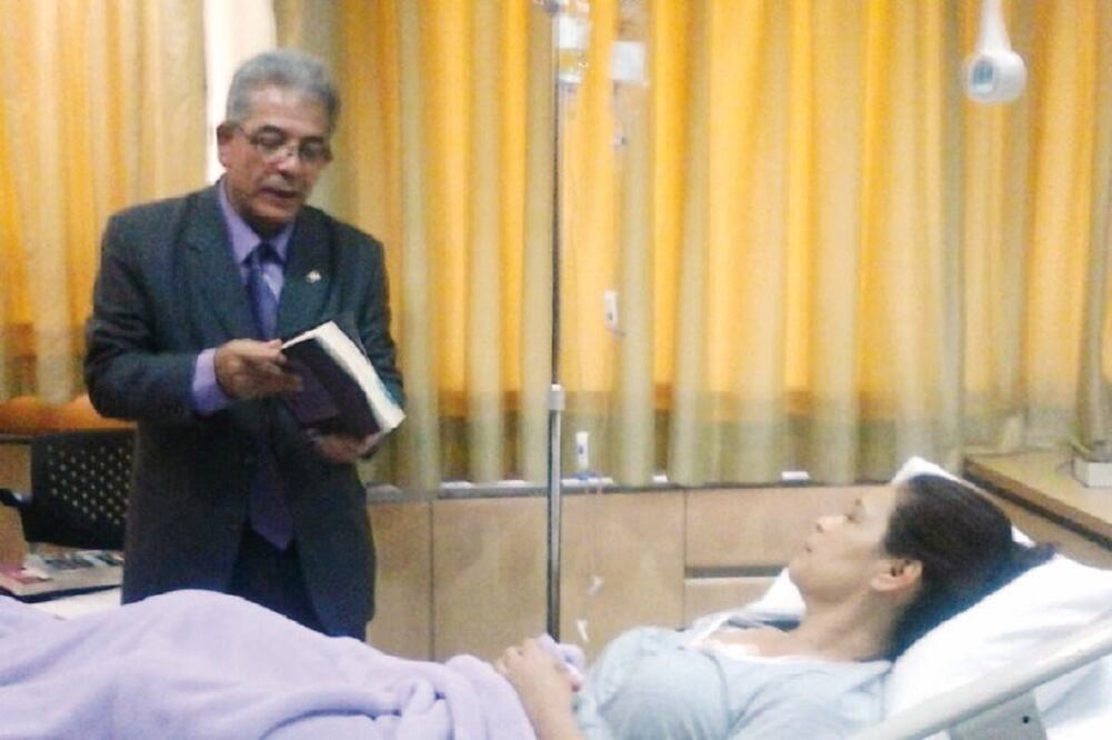 Roxana Baldetti es notificada de su arresto en el hospital, de donde fue dada de alta ayer. La imagen pertenece al Organismo Judicial de Guatemala (ESPECIAL)