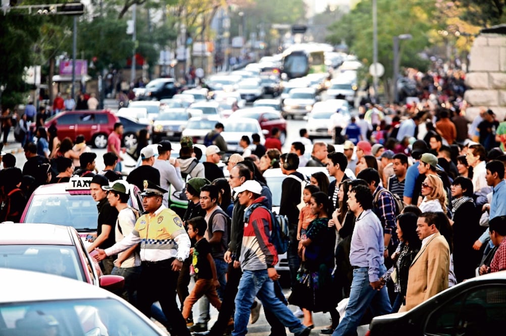 Esta imagen muestra un día común en el andar de los chilangos (LUCÍA GODÍNEZ. EL UNIVERSAL )