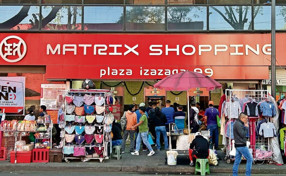 Sobre la calle de Izazaga, negocios siguen ofertando productos de origen chino. Foto: Berenice Fregoso | El Universal