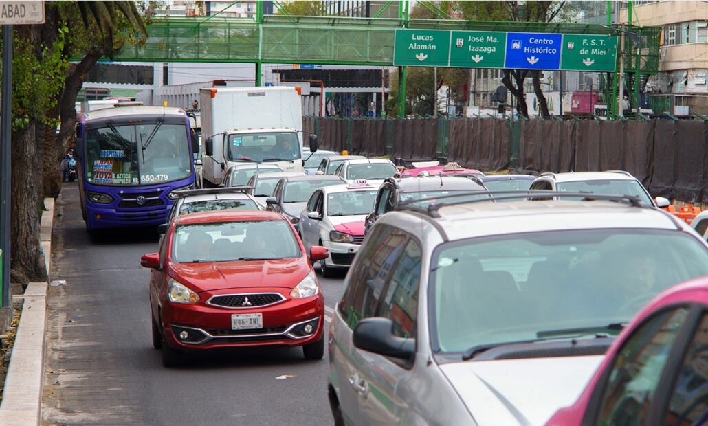 Calzada de Tlalpan presenta complicaciones viales por la reducción de carriles de circulación debido a las obras de la ciclovía Gran Tenochtitlan y la calzada flotante, el lunes 10 de noviembre de 2025. Fotos: Osmar Alvarado /EL UNIVERSAL